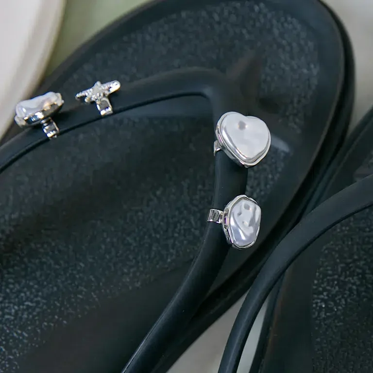 Bijoux Jibbitz™ « Baroque Drop Pearlsandalccharm » Bijoux Jibbitz™ « Baroque Drop Pearlsandalccharm »