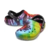 Crocs Classic Tie-Dye Stay Warm Cozy : chaussons de sport unisexes, violet et rouge