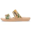 Crocs classiques imprimé camouflage « Tan Green »
