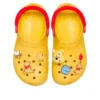 Crocs x Disney Winnie l&rsquo;ourson Classic Platform Clog « Jaune Rouge »