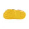 Petites sandales de plage Crocs jaunes