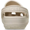 Sabot classique à découpes en forme de cœurs