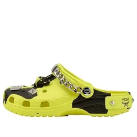 Sabots Crocs x MCM à imprimé camouflage « Jaune néon »