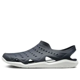 Sandales noires et blanches
