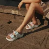 Sandales Saturday à boucle émaillée pour femme