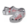 Sandales unisexes de sport décontractées à talon plat Coca-Cola x Crocs Crossover Light X Outdoor, gris